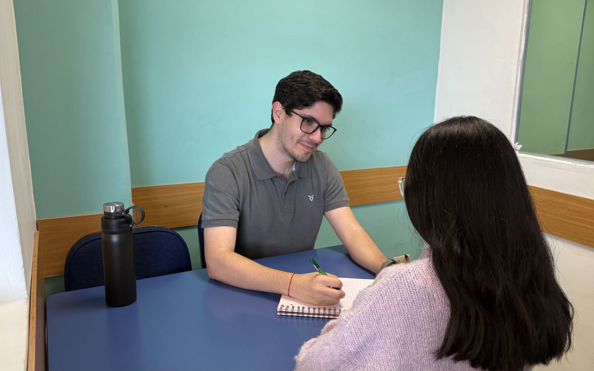 Profesor conversando con una alumna en una clase personalizada en la sede de Natural Learning en Valencia