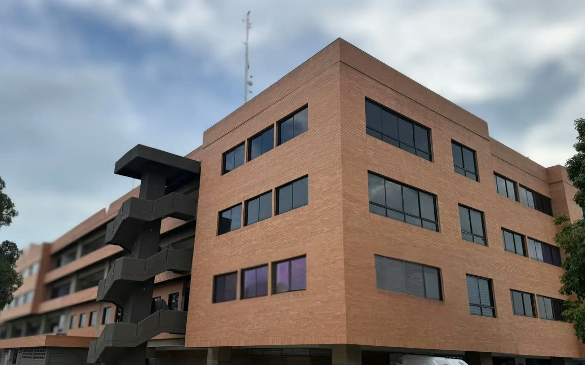 Fachada del C.C. Paseo Las Industrias, sede de Natural Learning Languages en Valencia